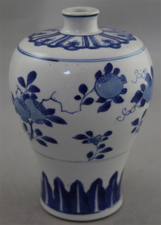 A Chinese blue and white Meiping vase, Kangxi period, 16cm